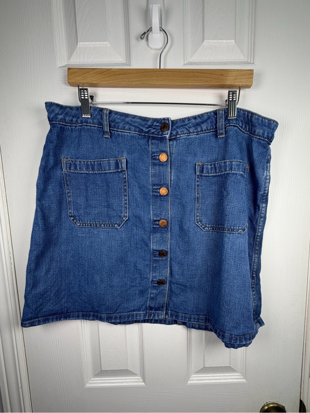 GAP Denim Mini Skirt Size 33 Medium Wash Button Front Y2K Utility Casual Classic - Picture 3 of 11